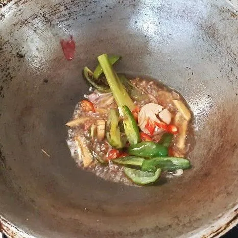 Masukan serai, cabai rawit dan cabai gendot. Aduk hingga semua bahan menjadi layu.