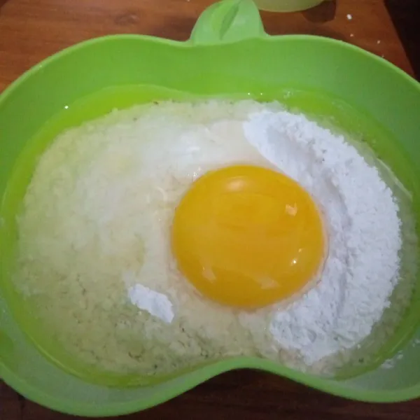 Campur tepung, pisang dengan telur dalam satu wadah.