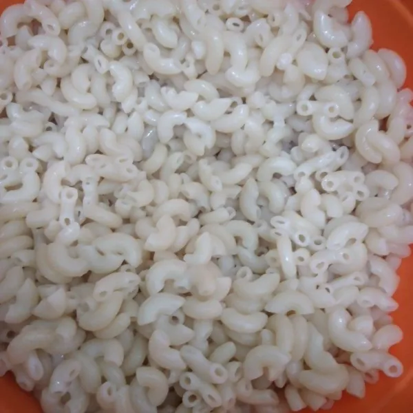 Rebus macaroni sampai aldente, jangan lupa diberi minyak dan garam saat merebus