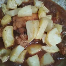 Tuang air lalu aduk perlahan. Setelah mendidih, koreksi rasa. Tambahkan potongan kentang goreng. Aduk hingga tercampur rata. Angkat dan taburi dengan bawang merah goreng. Sajikan segera.