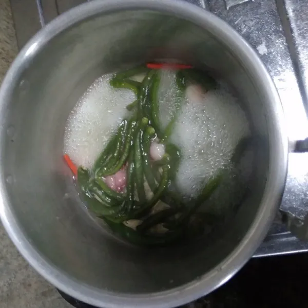 Rebus cabe ijo, bawang merah dan bawang putih sampai layu.