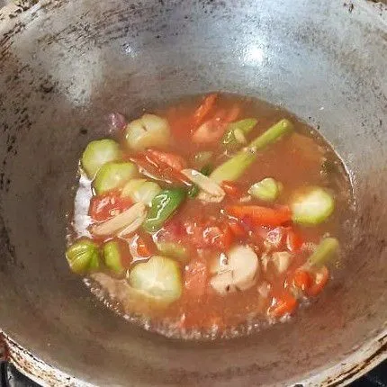 Masukan air. Tambahkan gula pasir, vetcin dan garam. Masak hingga tomat dan belimbing wuluh agak layu. Koreksi rasanya.