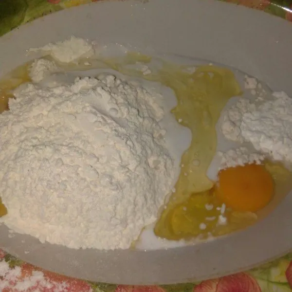 Campurkan tepung, telur, maizena, garam, dan air