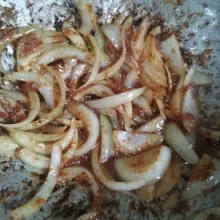 Tumis bawang bombay dan bumbu halus hingga harum.