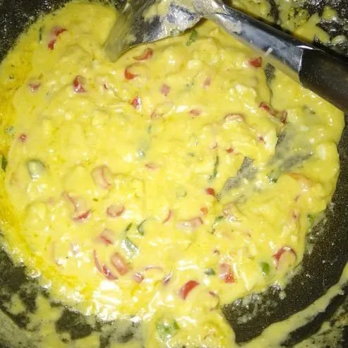 aduk rata hingga mengental lalu masukan tuna krispi aduk rata dan sajikan.