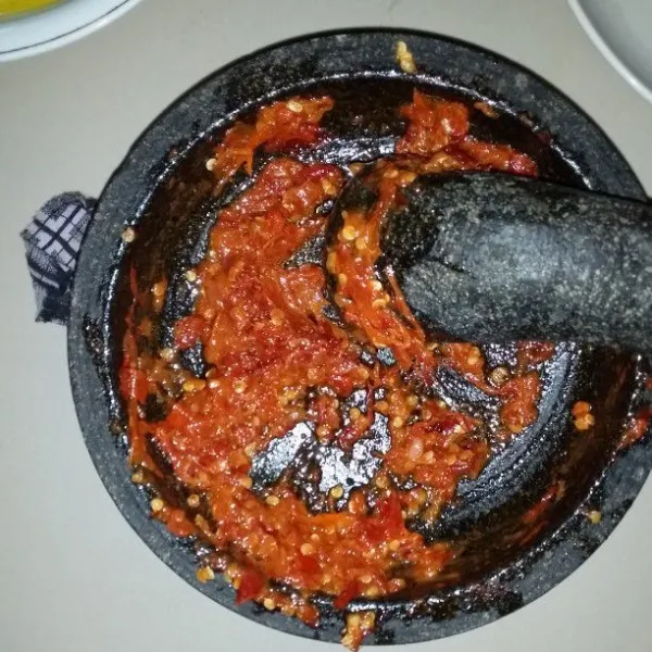 Ulek semua bahan sambal. Tambahkan garam, gula, dan kaldu bubuk.