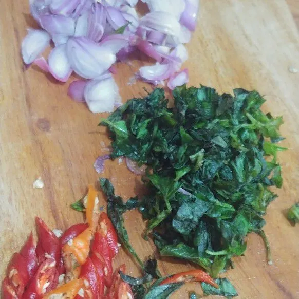 rajang tipis bawang merah,kemangi dan cabe rawit.