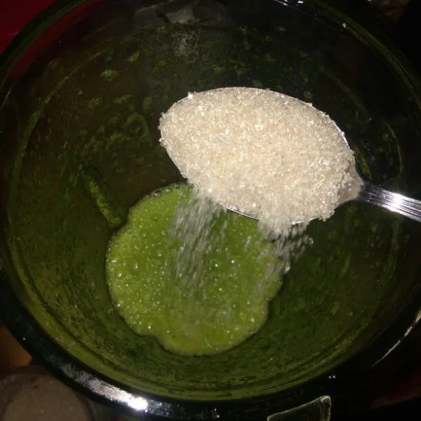 Blender pokcoy sampai halus lalu masukkan gula pasir.