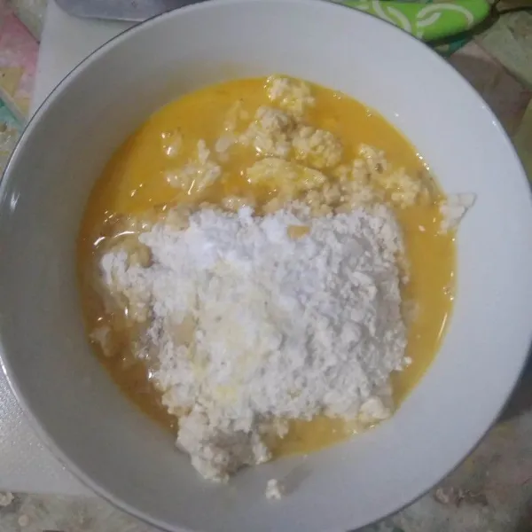 Masukkan telur kocok, tepung bumbu, garam dan bawang putih bubuk. Aduk rata.