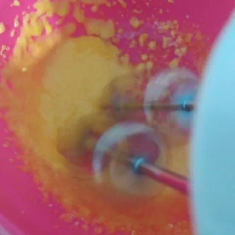 Mixer dengan kecepatan tinggi kuning telur, gula pasir, baking powder, dan soda kue hqingga pucat dan mengembang.