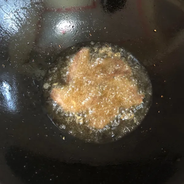 Goreng empal dengan minyak goreng yang telah dipanaskan terlebih dahulu, hingga kematangan yang diinginkan. Tiriskan dan sajikan empal