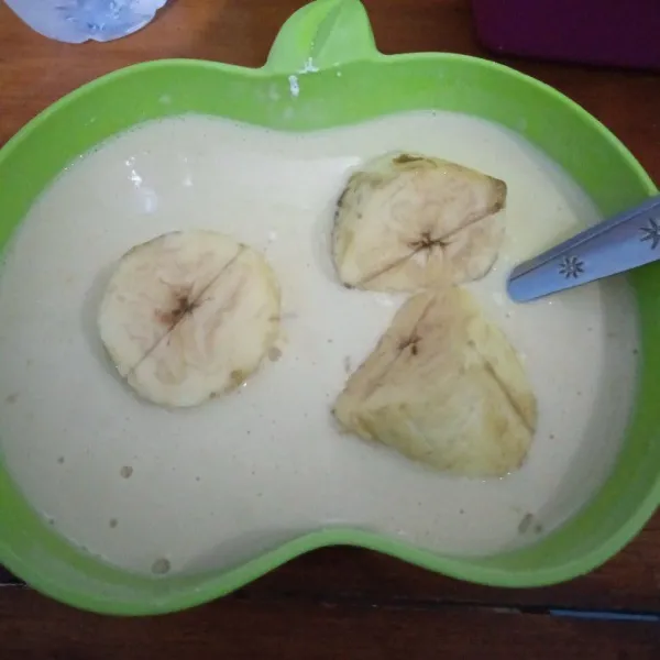 Celup pisang dalam adonan tepung.