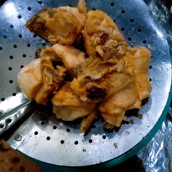 Goreng ayam setengah matang, angkat dan tiriskan