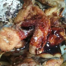 Tambahkan potongan ayam goreng. Bumbui dengan kecap manis, kecap asin, saos tiram dan saos tomat. Tambahkan gula dan garam.