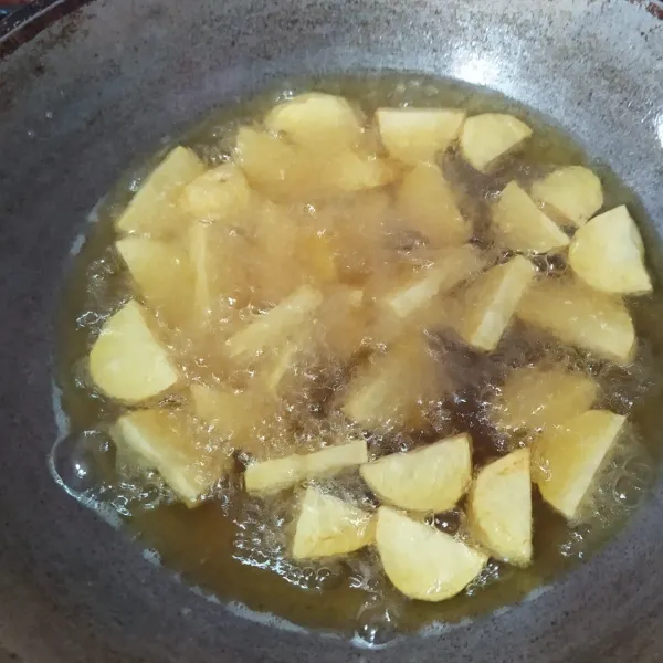 Kupas kentang, potong-potong, cuci bersih, lalu digoreng sampai matang. Goreng juga bawang putih yang dipotong jadi 2, sisihkan. Bawang merahnya diiris tipis, lalu digoreng kering.