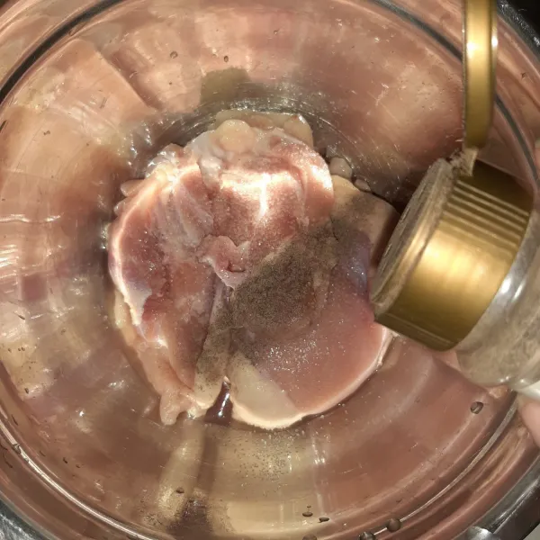 Marinasi dulu ayam dengan garam dan lada. Biarkan minimal 10 menit.