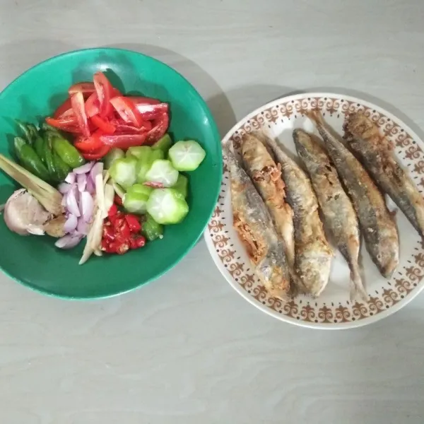 Siapkan bahannya. Iris bawang putih dan bawang merah aga sedikit tebal (jangan terlalu halus).