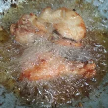 Cuci bersih daging ayam beri sedikit perasan jeruk nipis, garam dan lada bubuk. Diamkan selama 15 menit, goreng ayam hingga matang. Angkat dan tiriskan.
