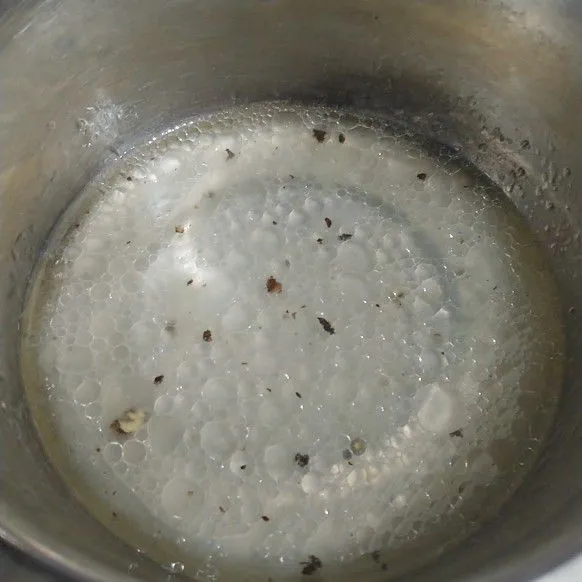 tambahkan minyak kelapa,garam dan merica hitam aduk sampai tercampur dan garam larut.