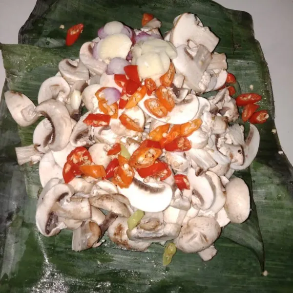 Panaskan daun pisang dengan api sebentar agar tidak kaku lalu masukan semua bahan yang telah dicampur rata ke dalam daun pisang dan bungkus