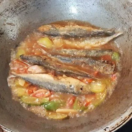 Lalu masukan asin japuh. Aduk rata. Masak hingga air menyusut, koreksi lagi rasanya.