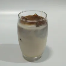 Tuang seduhan kopi.