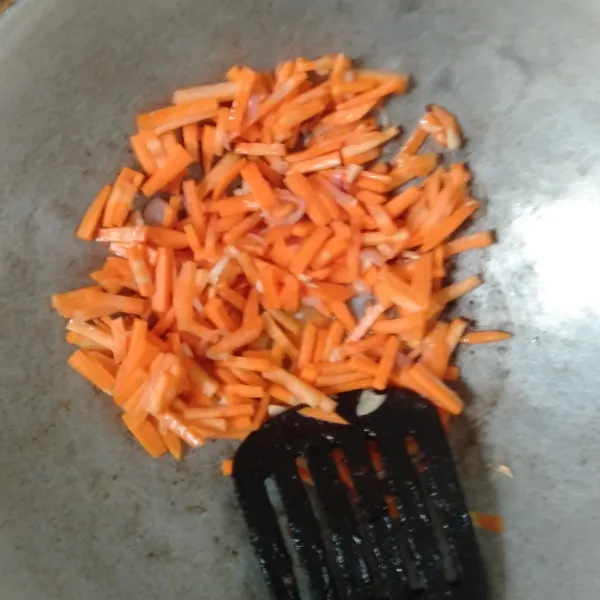 Masukkan cabe dan wortel, oseng kemudian masukkan kol dan tahu.