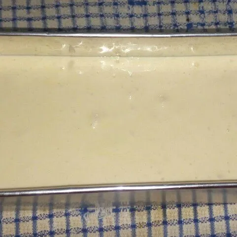 Tuang ke loyang ukuran 22x10 yang sudah diolesi margarin dan dialasi baking paper.