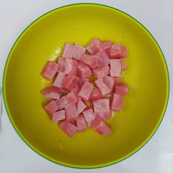 Tuna loin Fresh dipotong dadu, lalu dimarinasi dengan perasan 1buah jeruk cui dan 1buah jeruk nipis. Simpan dikulkas selama 30menit.
