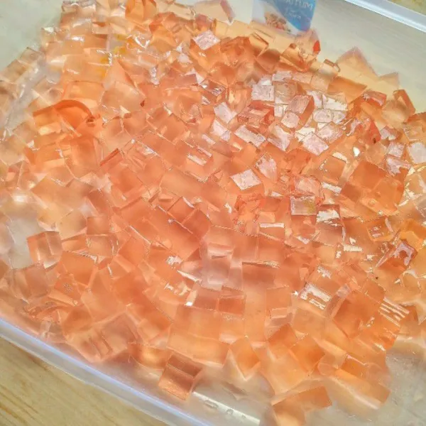 Tuang jelly ke dalam wadah datar. Biarkan mengeras, kemudian potong dadu kecil-kecil, sisihkan.