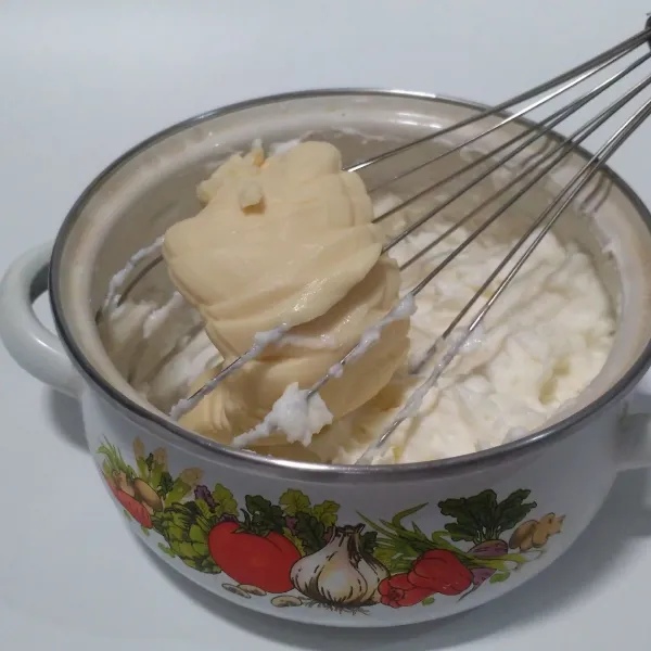 Campurkan whipped cream dengan keju oles.
