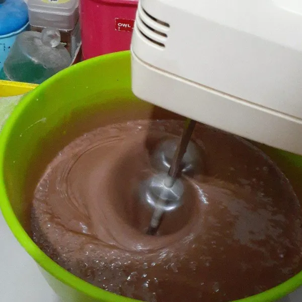 Tuang adonan cokelat leleh ke dalam adonan telur, lalu mixer hingga coklatnya merata.