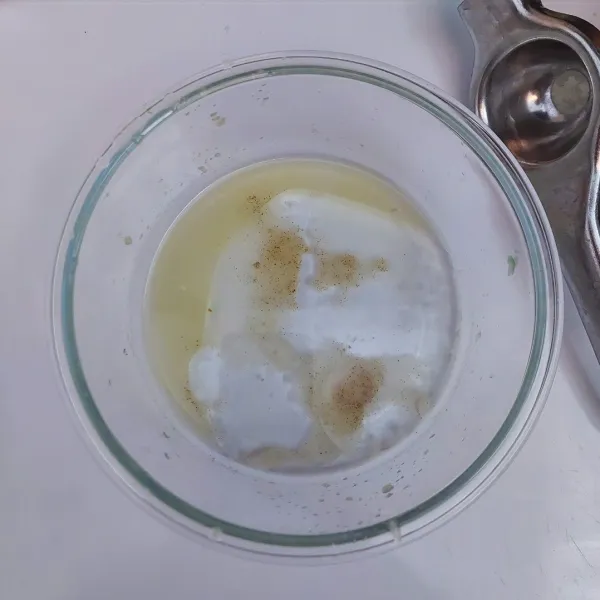 Campur virgin coconut oil, air perasan 2buah lemon cui dan air perasan 2buah jeruk nipis, garam dan 
merica. Aduk rata.