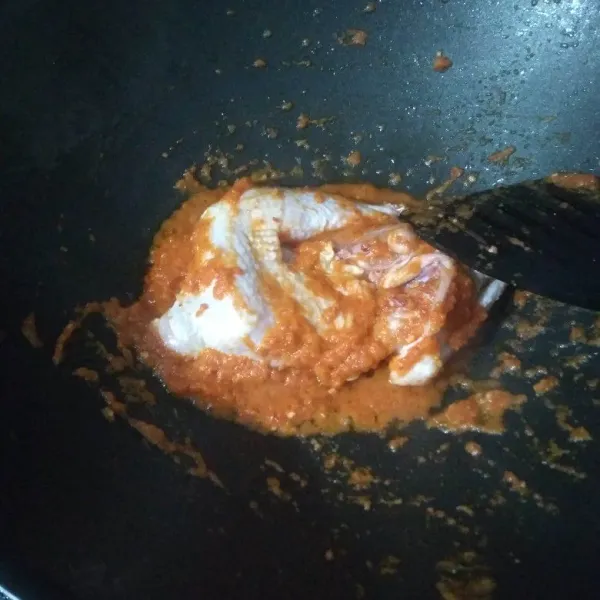 Masukkan ayam, aduk-aduk hingga ayam berubah warna.