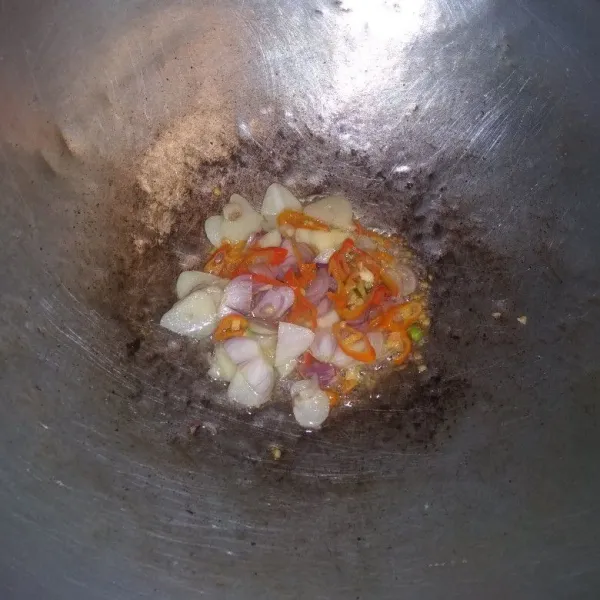 Panaskan minyak tumis cabai, bawang merah & putih hingga harum