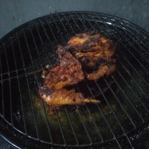 Panggang di atas panggangan hingga matang sambil dibolak-balik dan diolesi sisa bumbu ungkep.