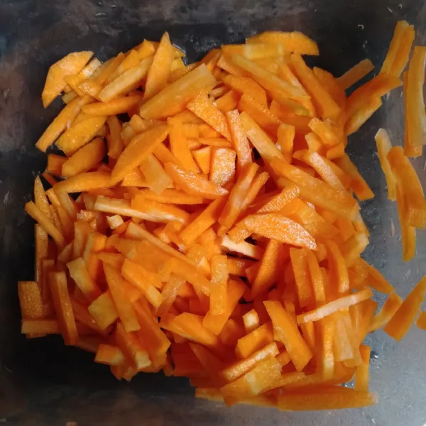 Cuci bersih wortel, potong korek api.