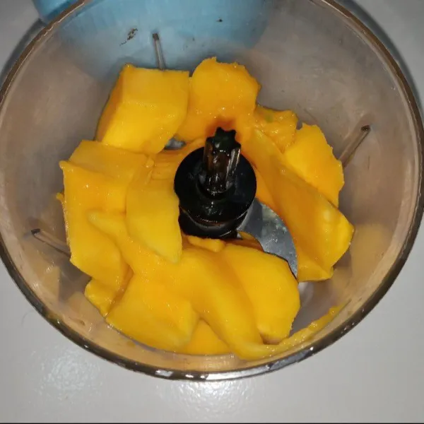 Haluskan buah mangga tanpa menggunakan air, sisihkan.