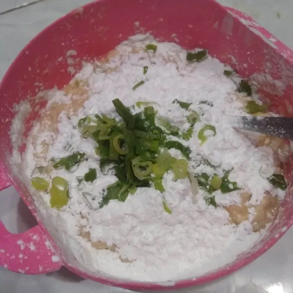 Masukkan tepung tapioka dan daun bawang.