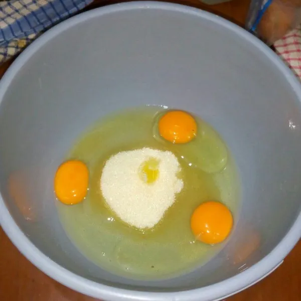Di wadah campur telur, gula pasir dan sp mixer dengan kecepatan tinggi selama 10 menit sampai mengembang putih berjejak.
