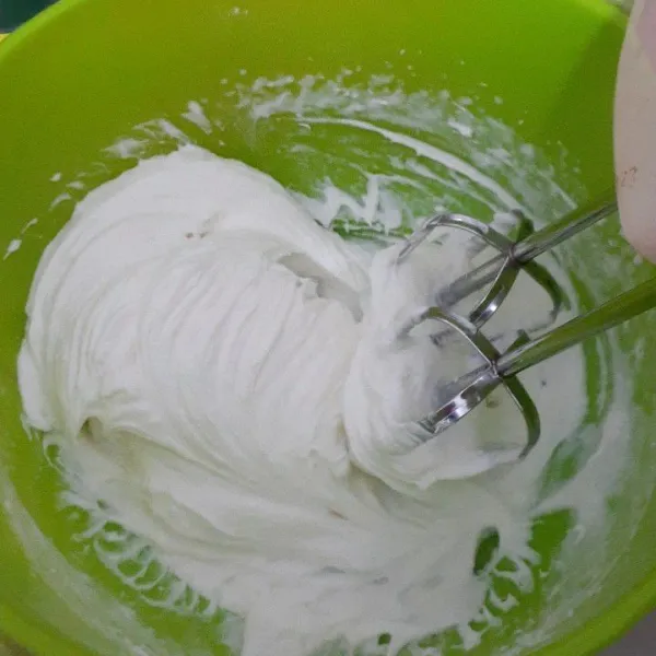 Kocok bubuk whipped cream dan air es hingga teksturnya agak padat/tidak cair.