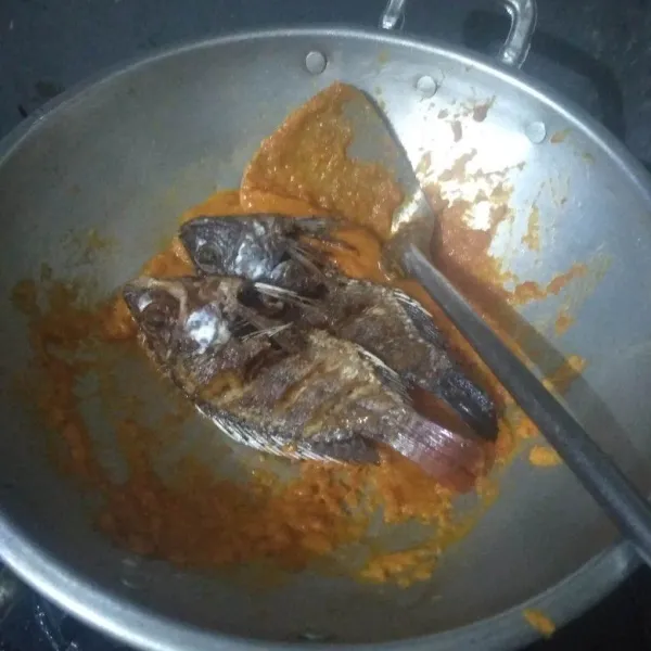 Masukkan ikan mujair goreng. Aduk rata.