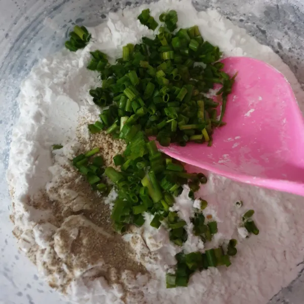 Campurkan tepung, daun bawang, merica, garam dan kaldu jamur. Lalu siramkan air mendidih. Aduk pakai sendok nasi sampai rata aja. (Jangan diaduk sampai kalis).