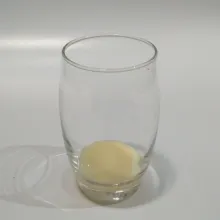 Siapkan gelas, tuang susu kental manis.