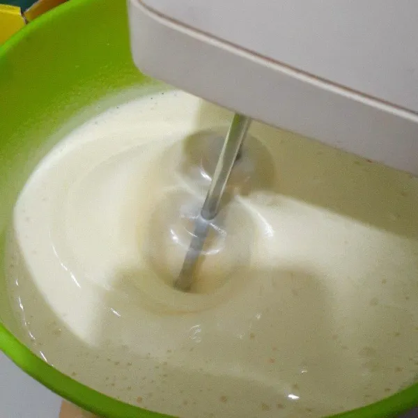 Kocok telur, gula, SP hinggaa mengembang +- 10 menit. Mixer dengan kecepatan tinggi, bila sudah mengembang, matikan mixer, masukan garam dan vanilla ke dalamnya.