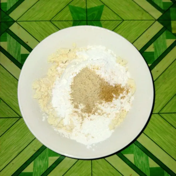 Masukkan tepung terigu, tepung beras, garam, lada dan penyedap rasa.
