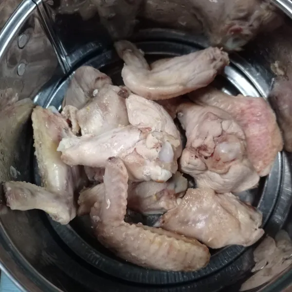 Potong dan bersihkan ayam, kemudian kukus ± 15 menit. Angkat.