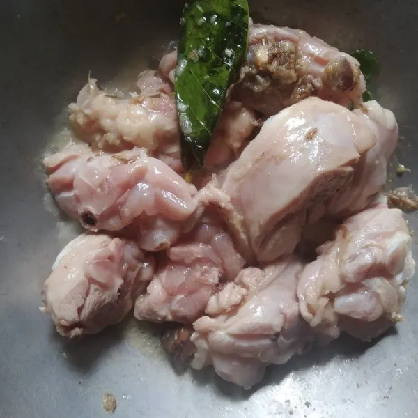 Masukkan ayam, masak hingga ayam berubah warna.