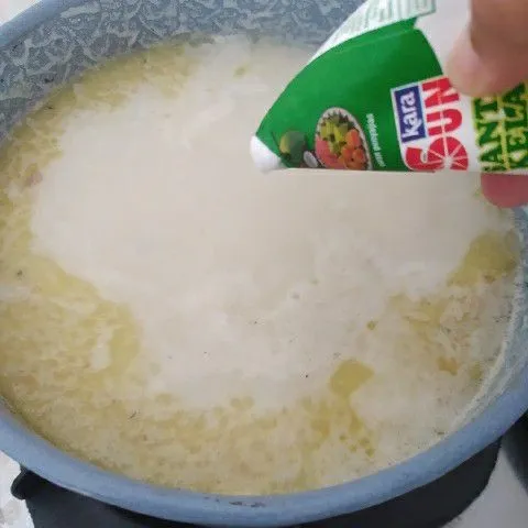 Masukkan santan dan bumbui dengan garam, gula, merica dan kaldu bubuk. Koreksi rasa.