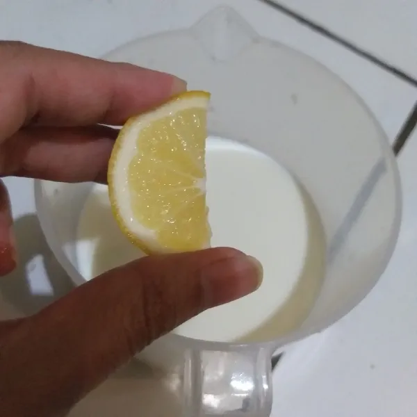 Buat buttermilk: campurkan susu dengan perasan lemon, aduk rata.